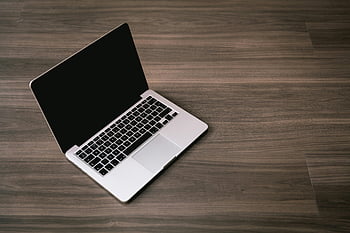 macbook pro, vypnutý, Elegantní notebook, Leštěná dřevěná podlaha, moderní technologie, design, Otevřený notebook, Černá obrazovka, stříbrný notebook, minimalistický design, technologický produkt