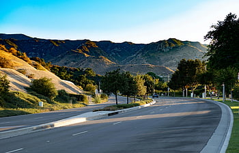 Autostrada din California, autostrada goală, drum asfaltat, Dealuri verzi luxuriante, pitoresc, seara calmă, drum serpuit, vedere la munte, Mașină pe autostradă, peisajul rural, călătorie rutieră