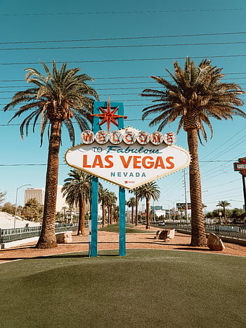 Selamat datang di tanda Las Vegas, Las Vegas, nevada, pohon-pohon palem, langit biru jernih, tengara terkenal, objek wisata, tujuan perjalanan, Amerika Serikat, lanskap perkotaan, musim panas