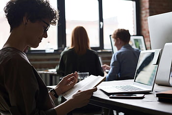 Vrouw die Note vasthoudt, modern kantoor, collega's werken, kantooromgeving, professionele omgeving, Werkplek samenwerking, mensen uit het bedrijfsleven, kantoor werkruimte, werkbureau, kantoorsfeer, teamwerk