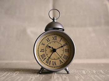 Šedé analogové hodiny, 10:36, starožitný budík, Klasické římské číslice, detail, Vintage hodinky, analogový displej, starožitné hodiny, římské číselné hodiny, ciferník, Šedé hodiny