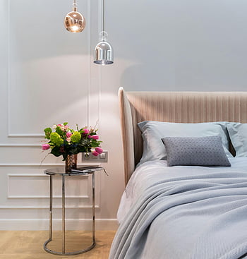 lejlighed indretning, seng, bord, blomster i vase, Moderne soveværelse, luksuriøst strøelse, Stilfuld blomsterarrangement, moderne belysning, sengebord, Elegant indretning, Hyggeligt soveværelse
