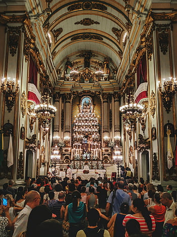 interiér katolického kostela, náboženský ceremoniál, ozdobená architektura, katedrála, Bohoslužby, dav, oltář, lustry, Náboženská událost, interiér kostela, věřících