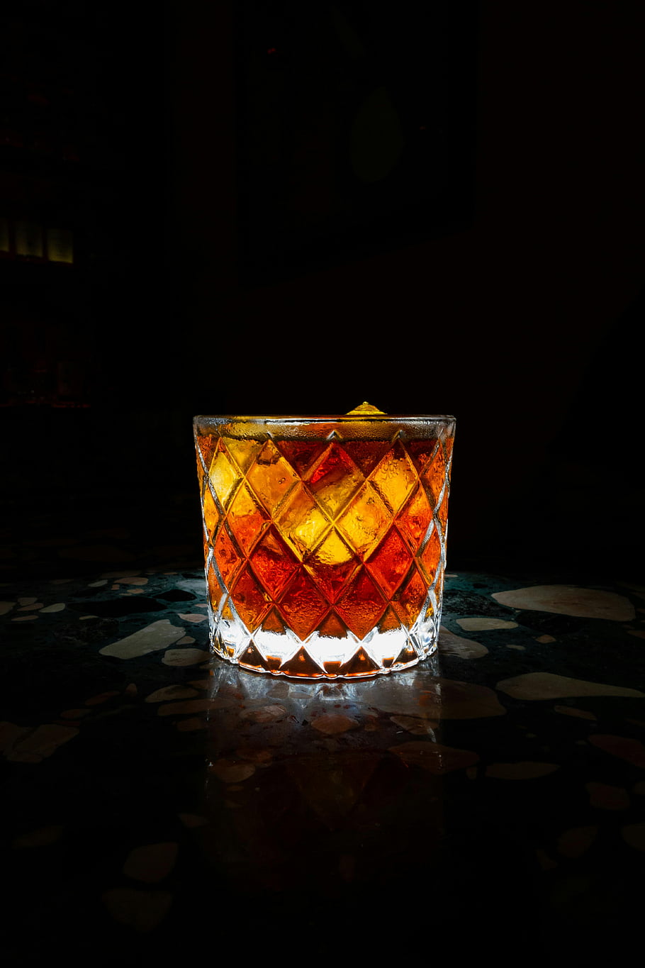 Studený koktejl, Whisky koktejl, křišťálové sklo, tmavé pozadí, večerní atmosféra, Krásně osvětlené, černé pozadí, koktejlové sklenice, Amber Drink, slabé světlo, Tmavé nastavení