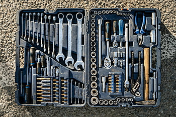 toolbox, detailní záběr, organizovaná sada nástrojů, ruční nářadí, ploché ležel, základní nástroje, klíče, šroubováky, kleště, sada soketu, sada nářadí