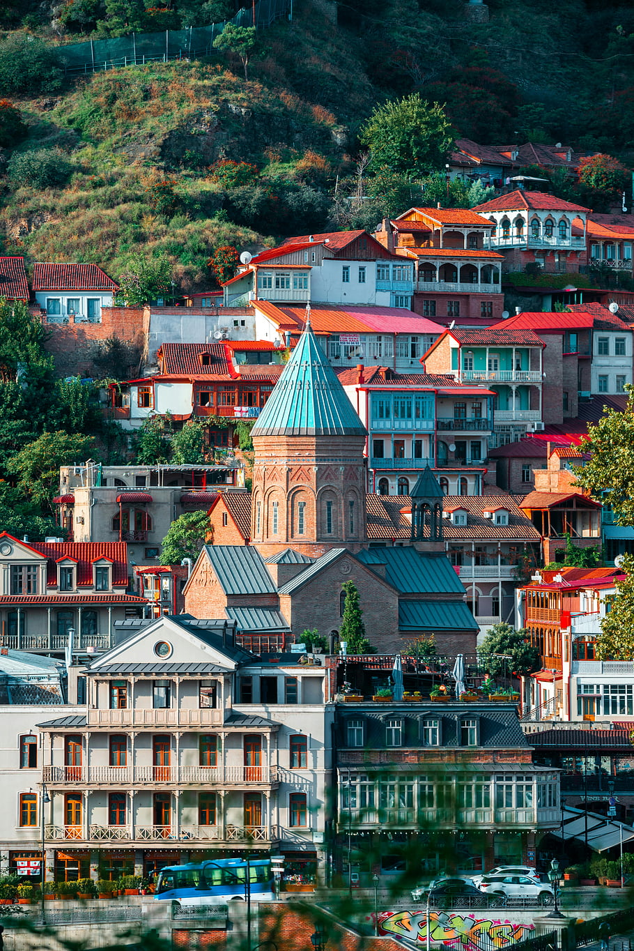 tbilisi, Gruzie, historické architektury, barevné domy, svěží zeleň, živý pohled, historické budovy, staré Město, panoráma města, kulturní dědictví, městské krajiny