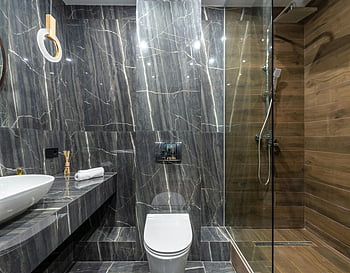 hvit keramisk vask, doskål, luksuriøst bad, marmorvegger, elegant hvit vask, Moderne glassdusj, Baderomsdesign, moderne bad, marmor fliser, bad inventar