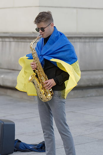 ukrajinská vlajka, pouliční umělec, hudebník, pouliční muzikant, saxofon, město, městský, kavkazský