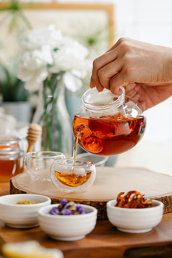 çay dökülen, bitki çayı, cam çaydanlık, Fincan, tahta masa, Çiçekler, çay seremonisi, çay zamanı, çay hazırlama, çay içme, çay kurulumu