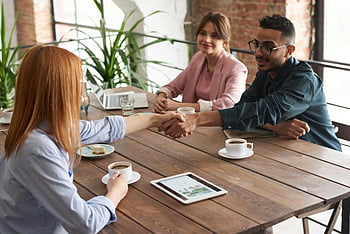 håndtrykk, kollegaer, kaffe, forretningsmøte, samarbeid, positivt samhandling, Kontorinnstilling, profesjonelt møte, lagbygging, Arbeidsplassinteraksjon, forretningsfolk