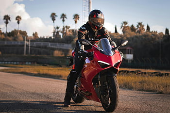 Muž na koni, červené ducati, Ducati Panigale, motocykl, helma, otevřená cesta, Itálie, jezdec, motorka, venkovní, scénický