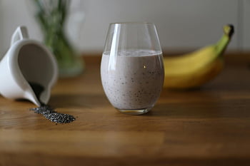 Băutură de chia, pahar de băut, Smoothie de semințe de chia, banană, semințe vărsate, masa de lemn, Băutură sănătoasă, Smoothie Sticla, semințe chia, fructe, mic dejun