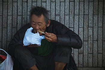 elderly man, eating, Kowloon street, urban life, street scene, Hong Kong, outdoor eating, daily life, candid photography, street photography, elderly person