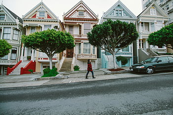 donna che cammina, berlina nera, case colorate, case vittoriane, San Francisco, fascino urbano, scena di strada, paesaggio urbano, Zona residenziale, Case iconiche, alberi