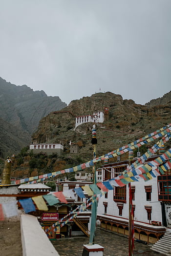 buddhistický chrám, klášter hemis, ladakh, barevné modlitební praporky, hornaté pozadí, modlitební praporky, klášter, Ladakhské chrámy, Himaláje, kulturní dědictví, tibetský buddhismus