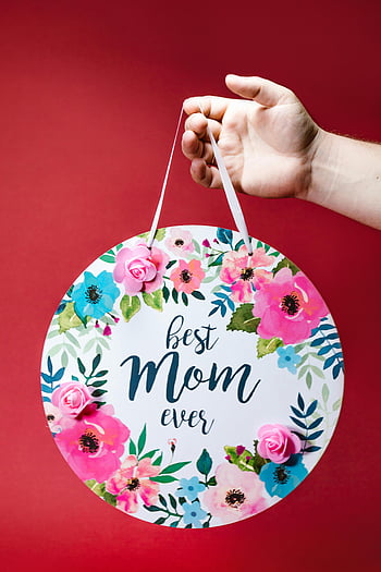 Tanda memegang tangan, desain bunga, hari Ibu, Ibu terbaik yang pernah ada, latar belakang merah, dekorasi dinding, bunga-bunga cerah, tanda melingkar, tangan memegang tanda bunga, Hadiah Hari Ibu, Tanda dekoratif
