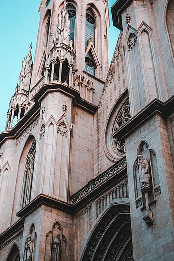 gotická katedrála, kamenné řezby, nízký úhel pohledu, složité detaily, tyčící se struktury, Fasádní architektura, náboženské budovy, historická památka, architektonický design, Katedrální exteriér, gotický styl