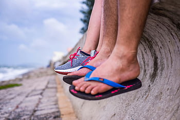 sepatu, sandal, sepatu kets, sandal jepit, dinding tepi laut, pemandangan laut, kaki, merapatkan, pantai, alas kaki, musim panas