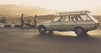 Peugeot auto, Egypt, pouštní západ slunce, lidí, kteří jdou, pohled, klasické auto, kolečko, betonový obrubník, muž hospodářství, západ slunce krajina, ročník vozidla