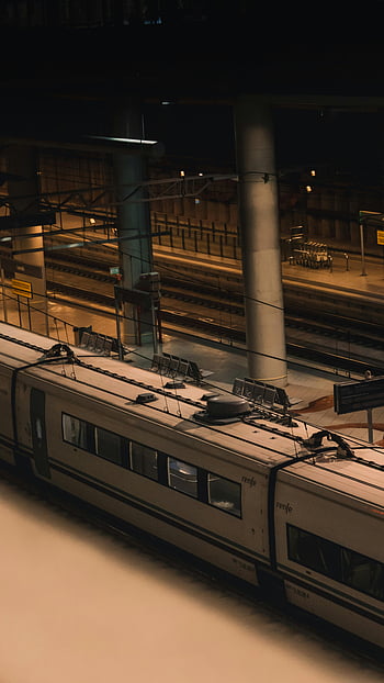 tren istasyonu, modern tren, gece sahnesi, park edilmiş tren, sessiz gece, tren rayları, platform, şehir içi ulaşım, toplu taşıma, modern altyapı