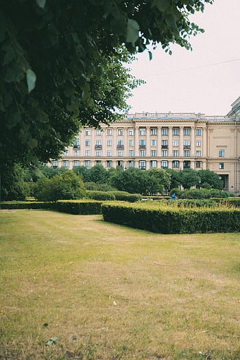 nádvoří, palác, Velká budova, klasická architektura, svěží zahrada, zeleň, venkovní prostor, historické struktury, městské krajiny, architektonický design, parkové plochy