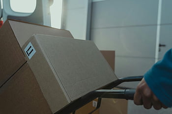 scatole di cartone, carrello, furgone per le consegne, la logistica, spedizione, scatola di cartone, foto ravvicinata, processo di consegna, mezzi di trasporto, Gestione del pacchetto