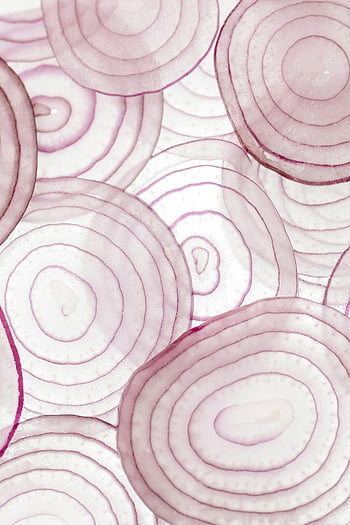 plátky cibule, detailní záběr, Tenká nakrájená cibule, červené cibule, bílý povrch, Podrobná textura, fotografování potravin, kulinářské přísady, zeleninové plátky, cibulové kroužky, jídlo zblízka