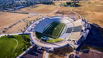 stadion Hughes, fort collins, zdjęcie z lotu ptaka, szary i biały stadion, nowoczesny design, malownicze otoczenie, Stan Kolorado, boisko do piłki nożnej, obiekt sportowy, stadion zewnętrzny, zdjęcie lotnicze