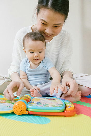 anya és a baba, Együtt játszani, színes oktatási játék, boldog anya, baba játékidő, tanulás, oktatási játék, családi kötés, korai gyermekkori fejlődés, interaktív játékok, színes játékok
