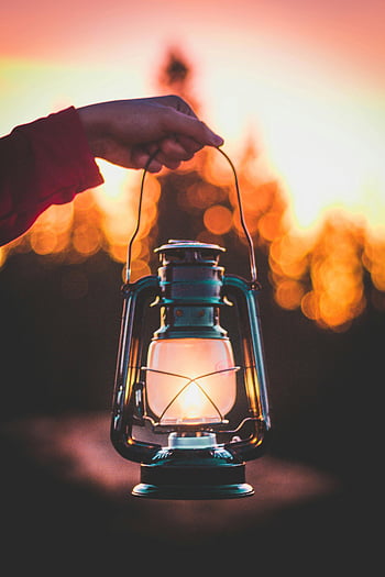 vintage lanterne, Håndholdelampe, Bokeh Sunset, Varm atmosfære, Nostalgisk scene, udendørs belysning, solnedgang baggrund, lygten lys, aften glød, rustik lampe, Håndholdning af lanterne