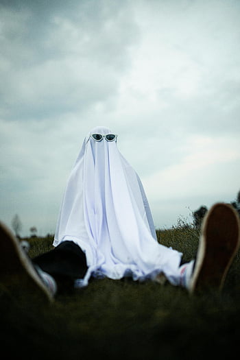 kostým dětského duchu, Halloweenská zábava, otevřené louce, Hravý duch, sluneční brýle, park, Venkovní kostým, slavnostní kostým, dítě v kostýmu, Duch se slunečními brýlemi, halloweenský kostým
