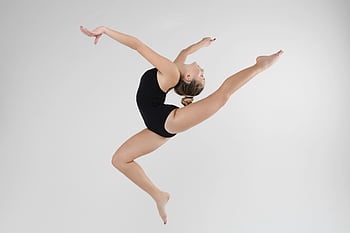 Danseur, saut, ballerine, en plein air, la grâce, la flexibilité, studio, justaucorps noir, ballet, Danse