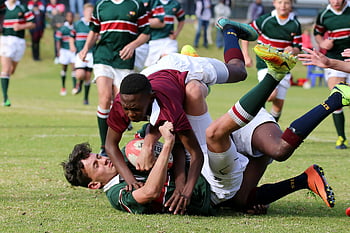 Rugby-Spieler, Gruppe von Männern, Rugby spielen, Rasenplatz, Zusammenspiel, Sportlichkeit, Sportmoment, Rugby-Action, Rugby -Match, Rugby-Spiel, Rugby -Team
