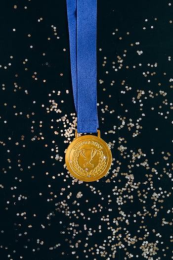 Zlatá medaile, modrá stužka, černý povrch, detailní záběr, symbol vítězství, Symbol úspěchu, třpytivé zlato, konfety pozadí, Vítězová medaile, Trophy Design, Blue Lanyard