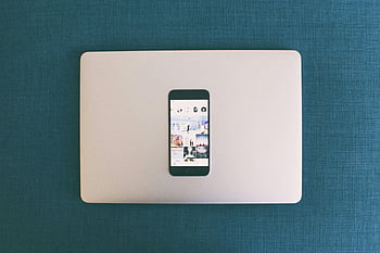 Űrszürke iPhone 6, macbook, lapos feküdt, okostelefon, hordozható számítógép, közösségi média fotók, képernyő, technológia, eszköz, modern, minimalista