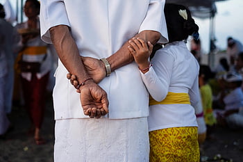 kemeja wanita warna putih, Upacara Budaya, Anak merangkul orang dewasa, cinta dan tradisi, pakaian tradisional, ikatan keluarga, acara budaya, kebersamaan, pakaian upacara, warisan budaya, pakaian putih