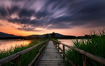 fotografía timelapse, puente de madera, cuerpo de agua, puesta de sol, nubes dramáticas, lago tranquilo, naturaleza, escena tranquila, muelle de madera, fotografía de paisaje, paisaje al aire libre