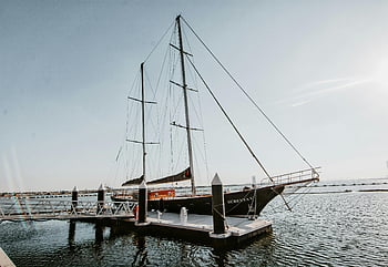 svart seilbåt, havn, Serene havn, lyst dagslys, fortøyd seilbåt, elegant seilbåt, rolig vann, havn scene, seilskip, docked båt, Maritime innstilling