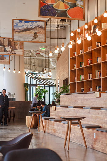Tyylikäs moderni työtila, ho chi minh city, kirjahyllyt, valaisin, Ihmiset lähellä baarituolia, Sisustussuunnittelu, viihtyisä istuin, puiset huonekalut, taiteen sisustus, toimistotila, urbaani ympäristö