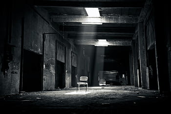 fotografie ve stupních šedi, židle, opuštěný sklad, Černý a bílý, slunečního světla, okno, osamělá židle, strašidelný, zřízení, interiér, průmyslový