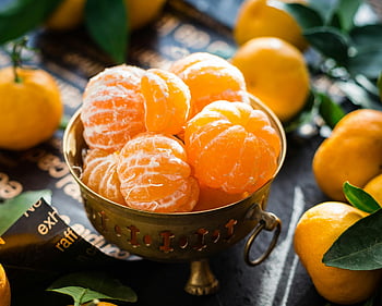 Mandarinen, Schälte Mandarinen, ganze Mandarinen, rustikale Schüssel, lebendige Früchte, Frische, Gesundheit, Nahaufnahme Früchte, Schüssel mit Mandarinen, Frische Mandarinen, gesunde Früchte