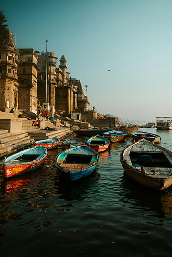 řeka gangy, hinduistický chrám, Varanasi Ghats, barevné lodě, klidný pohled, Indie duchovní podstata, říční lodě, architektura chrámu, kroky Ghats, indické kultury, duchovní místo