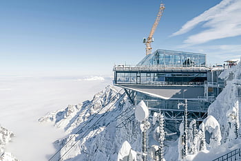 Zugspitze, ponte di osservazione, Garmisch-Partenkirchen, Germania, vista invernale, montagne coperte di neve, struttura di vetro, gru, paesaggio alpino, cielo sereno, cime innevate