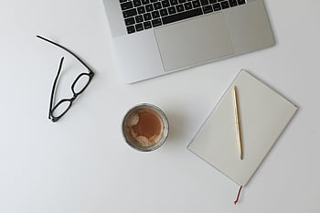 Moderní pracovní prostor, poznámkový blok, laptop, Minimalistický byt Lay, káva, brýle, nastavení pracovního prostoru, plochá laická fotografie, kancelářský stůl, Nástroje produktivity, práce z domova