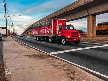 camion rosso della Coca Cola, strada urbana, cavalcavia, ferrovia, camion rosso e bianco, Consegna di Coca Cola, via della città, mezzi di trasporto, camion delle consegne, paesaggio urbano, sfondo ferroviario
