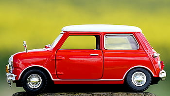 macchina giocattolo in miniatura rossa, Vintage Mini Cooper, Modello di auto rossa brillante, vista laterale, sfondo semplice, macchina giocattolo, auto in miniatura, auto rossa, modello d'auto, macchina vintage, veicolo giocattolo