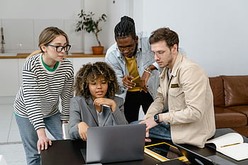Kollegen Brainstorming, Geschäftsprojekt, Treffen, verschiedene Kollegen, zusammen arbeiten, Projekt, Laptop, Zusammenspiel, Büroeinstellung, Professionelle Zusammenarbeit, Gruppendiskussion