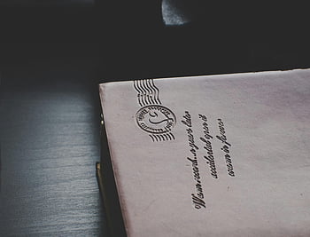 Vintage obálka, Poštovní značení, tmavý dřevěný povrch, detail, retro, pošta, razítko, dopis, starý papír, rukopis, dokument