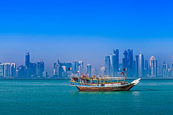 doha panorama, Tradiční dhow, arabský záliv, Moderní městské panoráma, turboat, Doha Downtown, pohled na nábřeží, katar, městské krajiny, modrá obloha, městské budovy