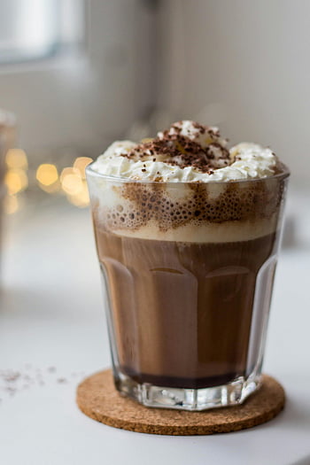 ciocolată caldă, frisca, sticla clara, Setare interioară confortabilă, Băutură tentantă, desert, cacao, spumă de vârf, ciocolată, tratamentul de iarnă, băutură fierbinte